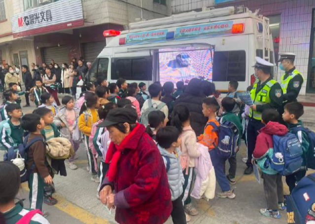 网约车无证运营等违法违规行为坚决铲除学生出行期间的安全危险 网约车无证运营等违法违规行为坚决铲除学生出行期间的安全危险